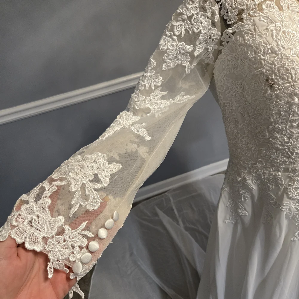 Elegant White Lace Wedding Dress - Picture 4 of 9